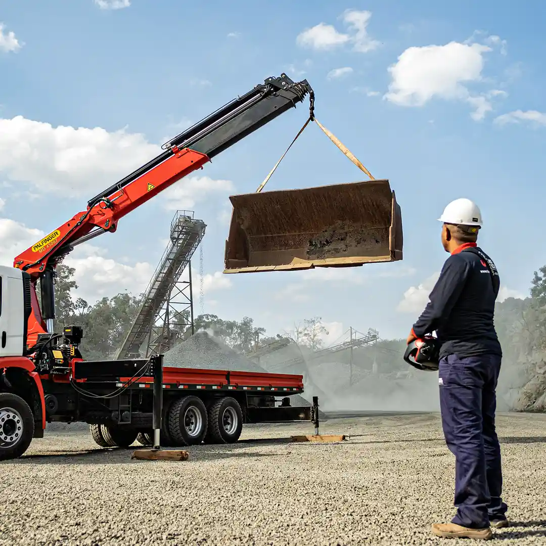 obra-pavimentacao-estrada-papel-operador-guindaste.webp
