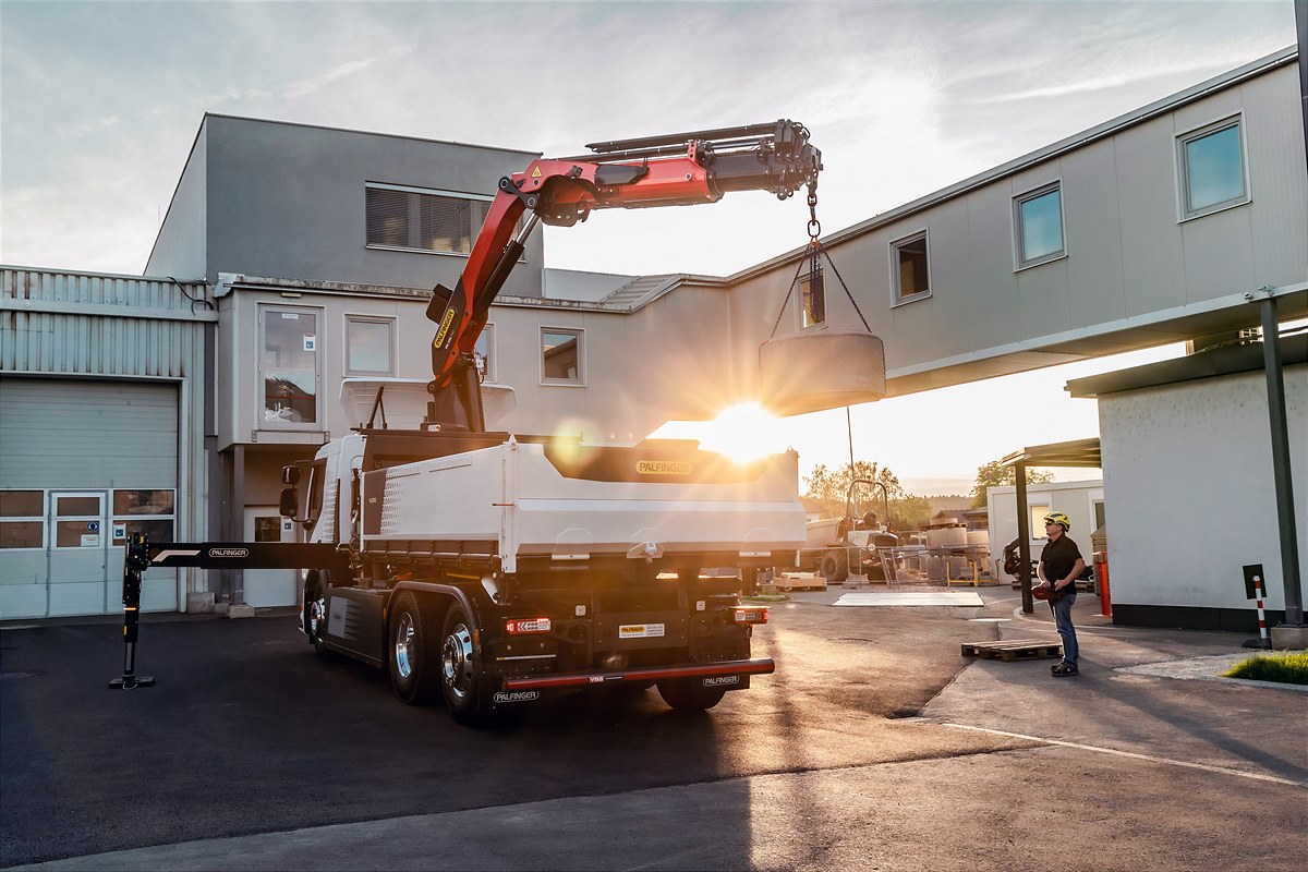 With the new and for the firsttime exhibited PK 250 TEC, PALFINGER presents an innovative showcase model that considerably simplifies crane operation thanks to smart control systems. .jpg