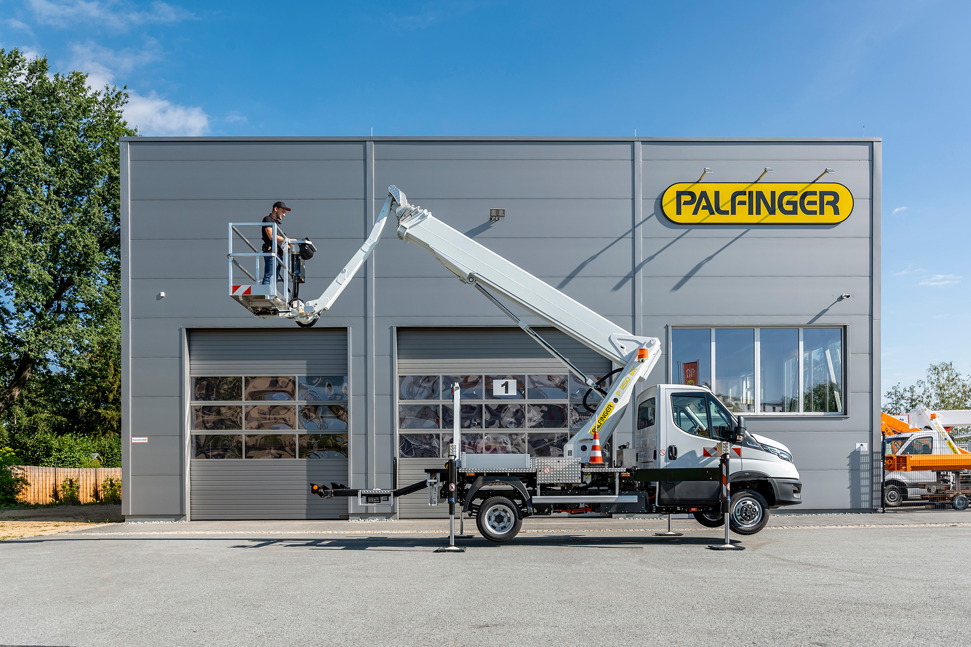 palfinger-P-250-BK-emissions-free-aerial-work-platform-bauma.jpg