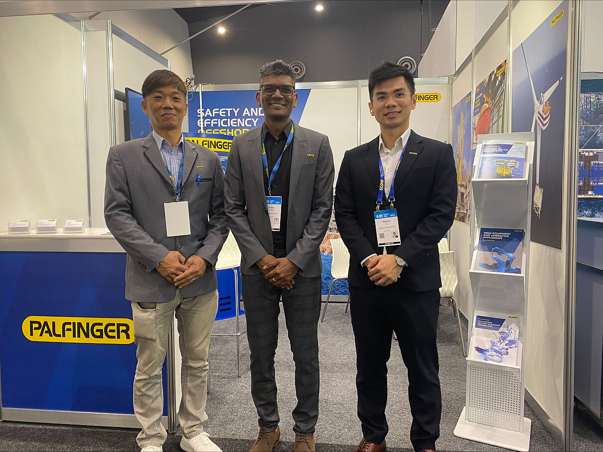 Die Mitarbeiter des neuen PALFINGER Standorts in Perth Neo Kian Meng, Service Engineer, Ansley Miranda, Country Manager & Edward Liu, Sales Engineer, am AOG Messestand..jpeg