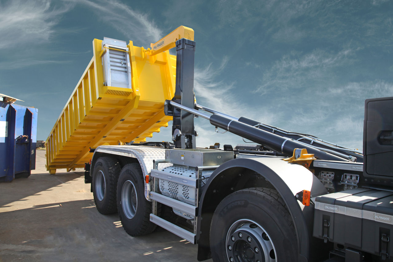 rear view of telescopic hooklift
