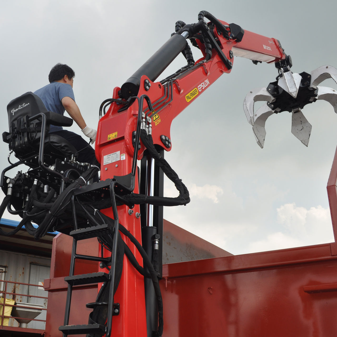 Our PALFINGER Epsilon recycling cranes lead the way in efficiency, speed, and robustness, allowing our customers to maximise uptime.