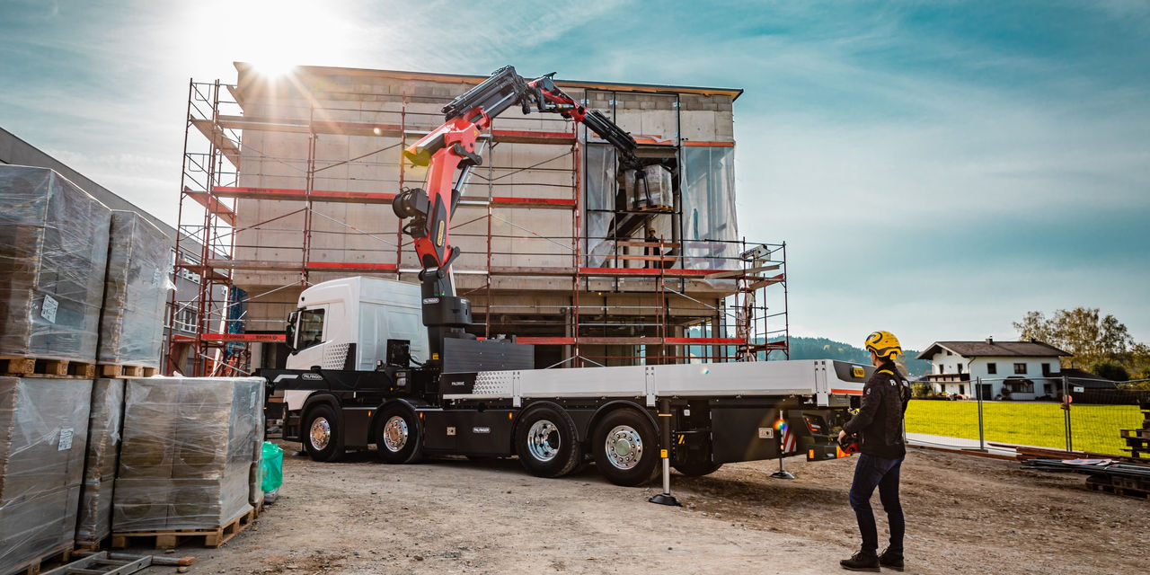 PALFINGER offers market leading lifting solutions to meet the demands of an ever evolving industry.  This PK 580 TEC loader is unique designed for the Construction industry.