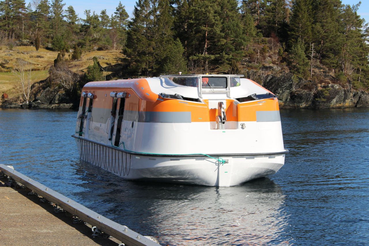 Partially enclosed lifeboat