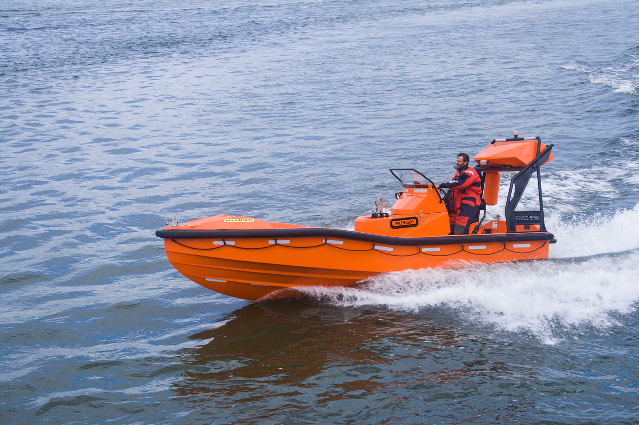 Fast rescue boat