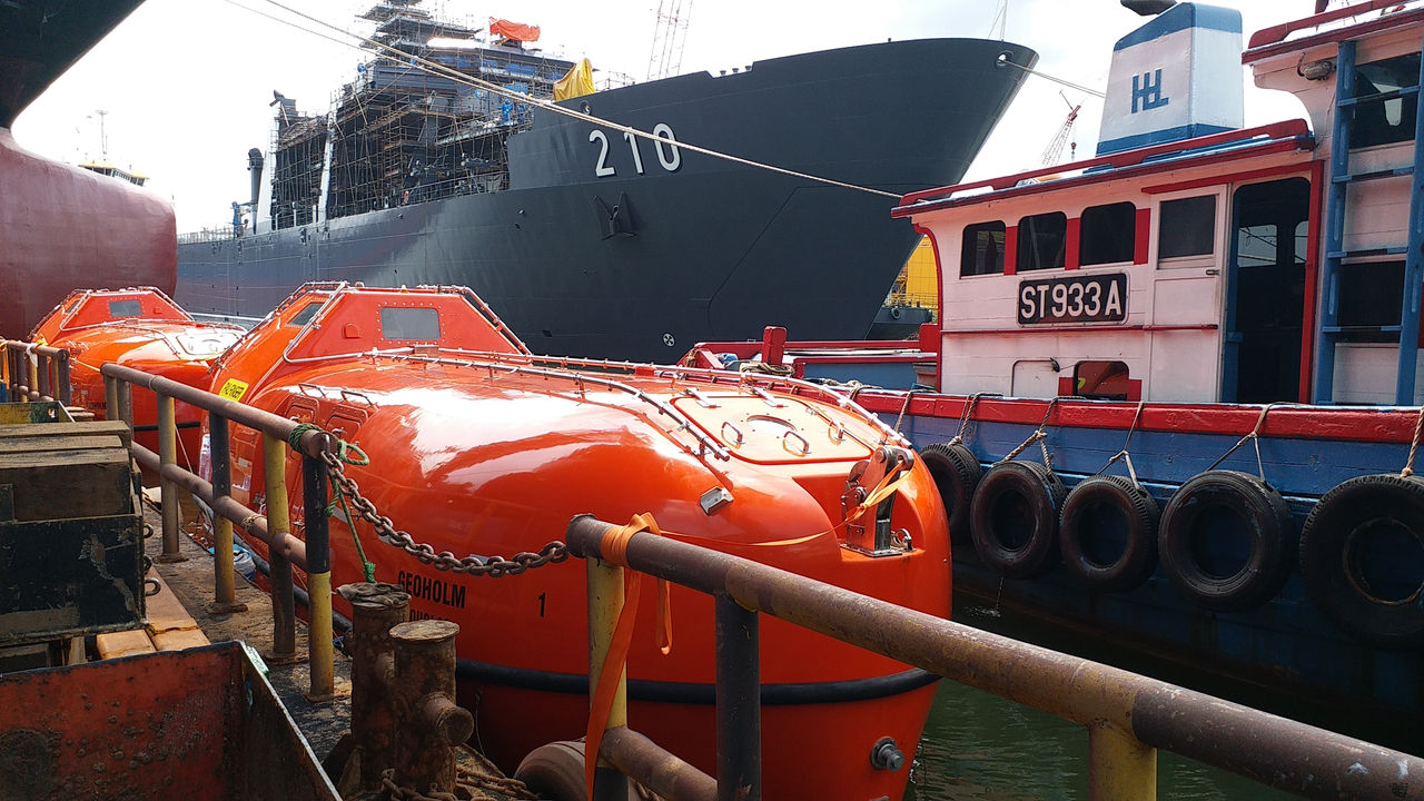 Totally enclosed lifeboat