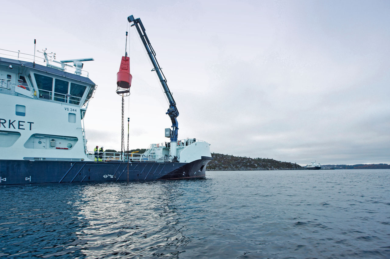 Foldable knuckle boom crane (marine application)